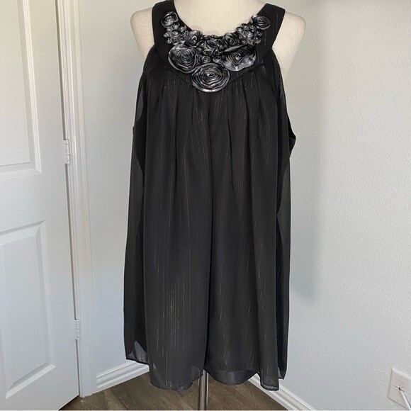 NWOT BEIGE by eci Floral Black Silver Striking 3D Halter Tie Top Sleeveless SZ L - Picture 1 of 11